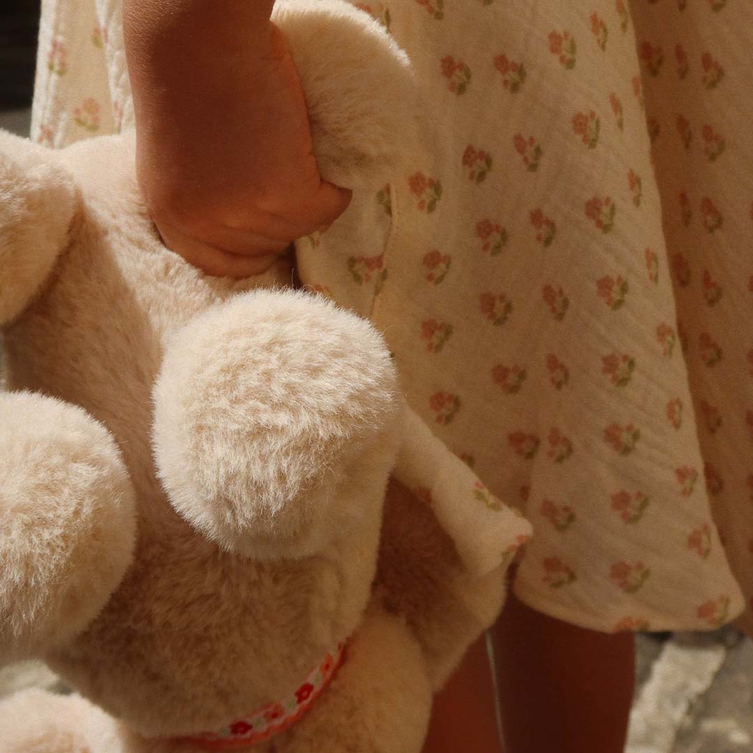 konges sløjd knuffelpuppy met draagtas - aiko - 28 cm - Image 6